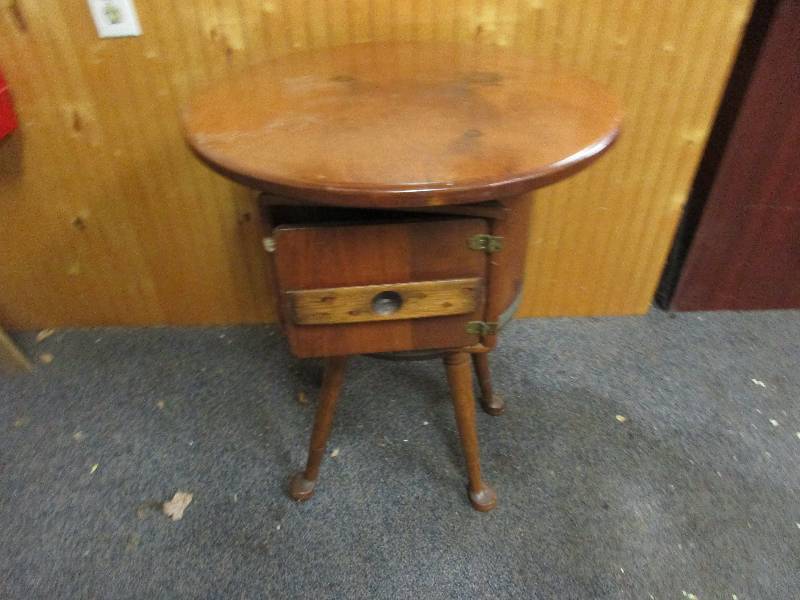 lot 200 image: End Table