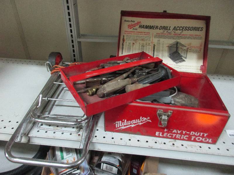 lot 206 image: Toolbox and tools