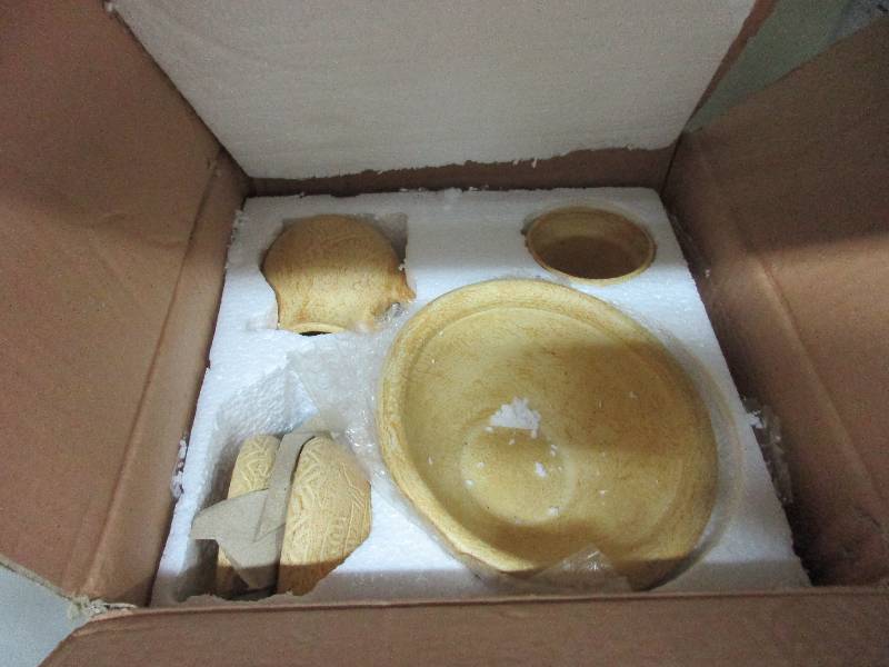 lot 240 image: Pottery Stuff