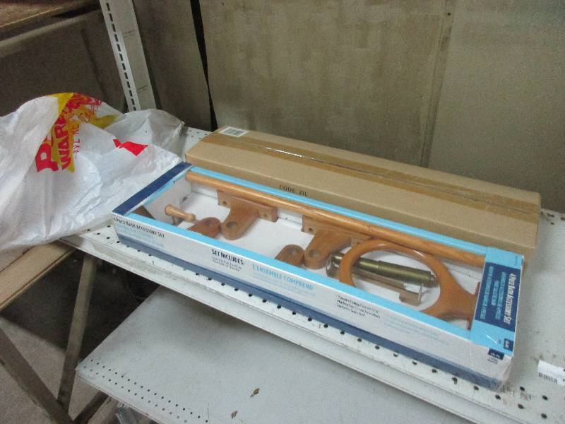 lot 266 image: New Bath Accessories