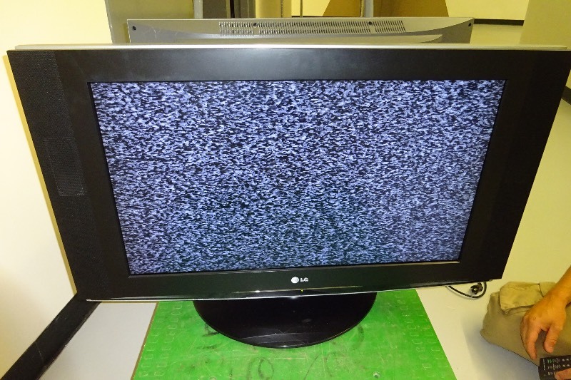 LG 32 TV 2007 with remote