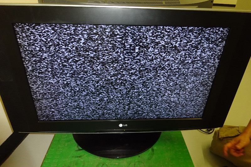 LG 32 TV 2007 with remote