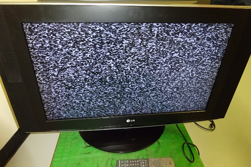 LG 32 TV 2007 with remote