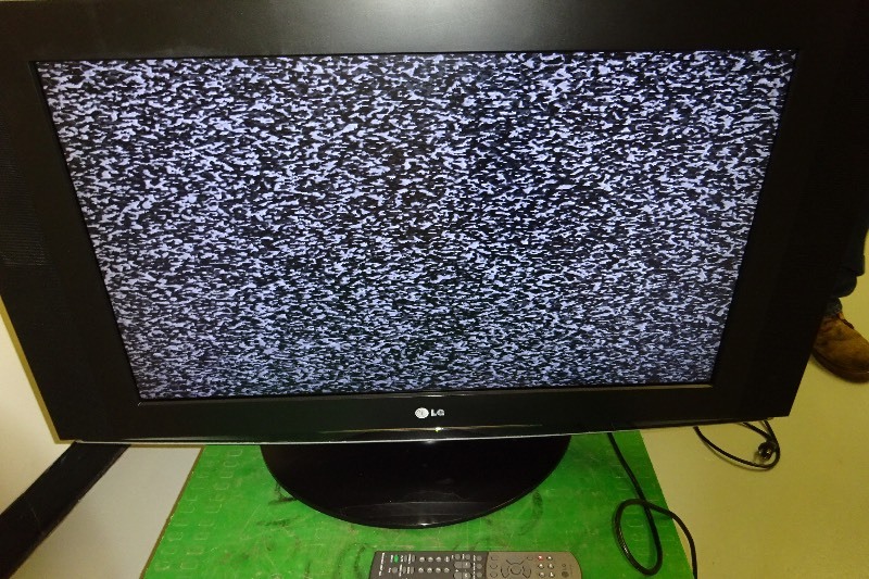 LG 32 TV 2007 with remote
