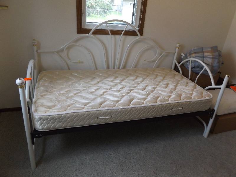White Metal Day Bed