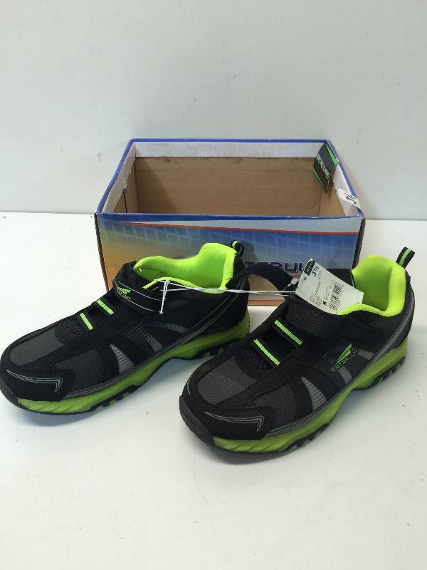 lot 26 image: Youth Shoes