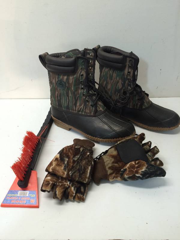 lot 32 image: Winter Items