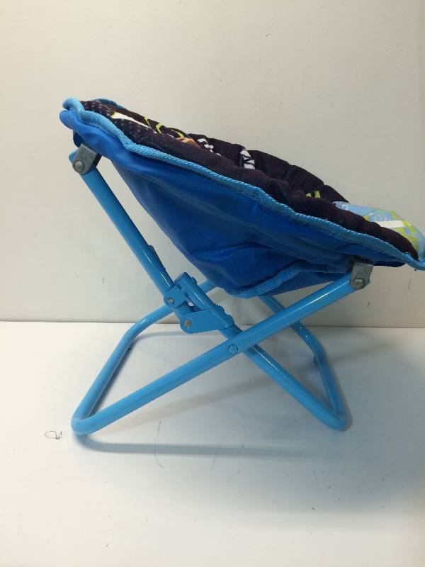 lot 37 image: Kids Folding Chair