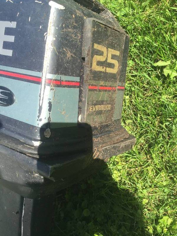 lot 6 image: Evinrude 25hp motor