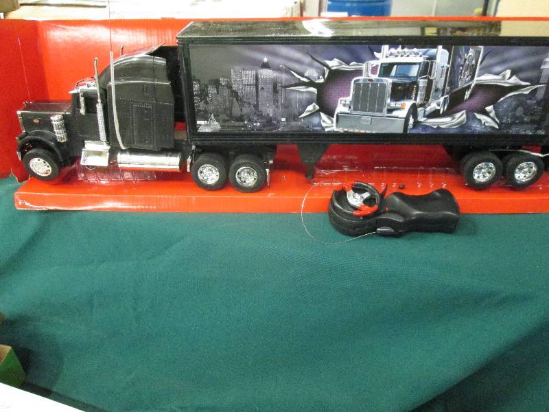 lot 343 image: Radio Controlled Peterbilt Semi wit...