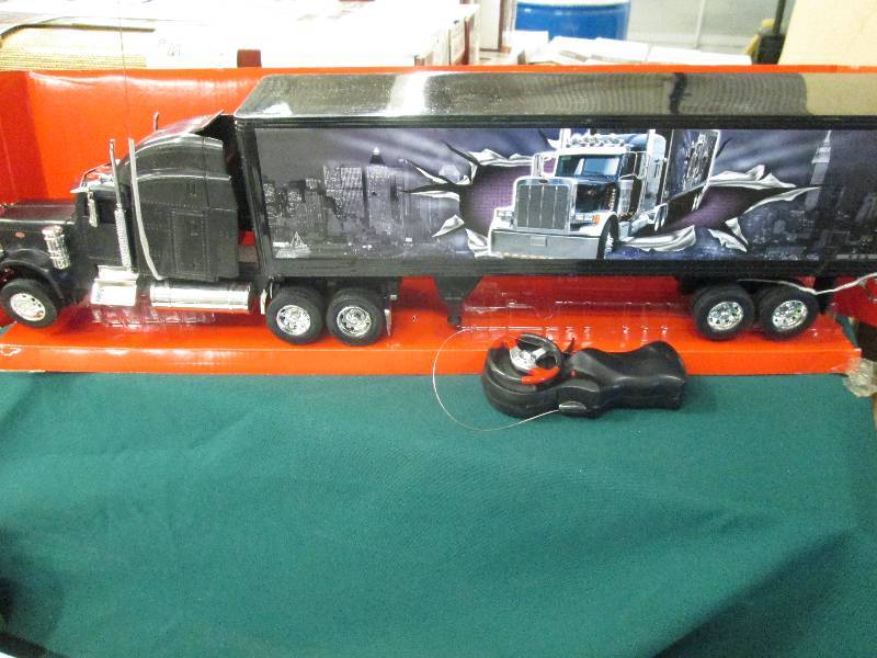 lot 344 image: Radio Controlled Peterbilt Semi wit...