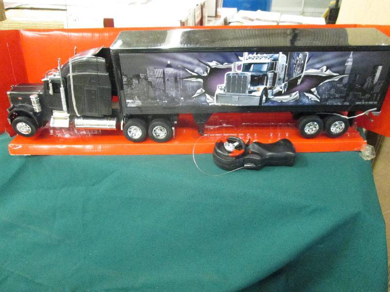 lot 346 image: Radio Controlled Peterbilt Semi wit...
