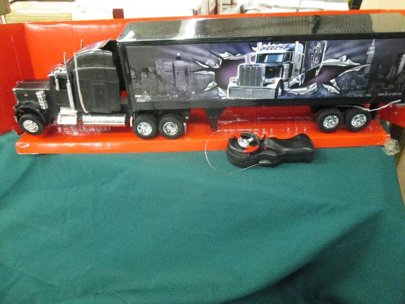 lot 348 image: Radio Controlled Peterbilt Semi wit...