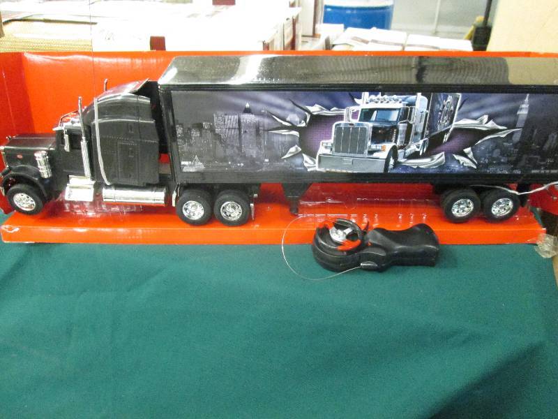 lot 350 image: Radio Controlled Peterbilt Semi wit...