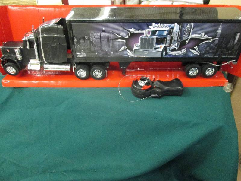 lot 351 image: Radio Controlled Peterbilt Semi wit...