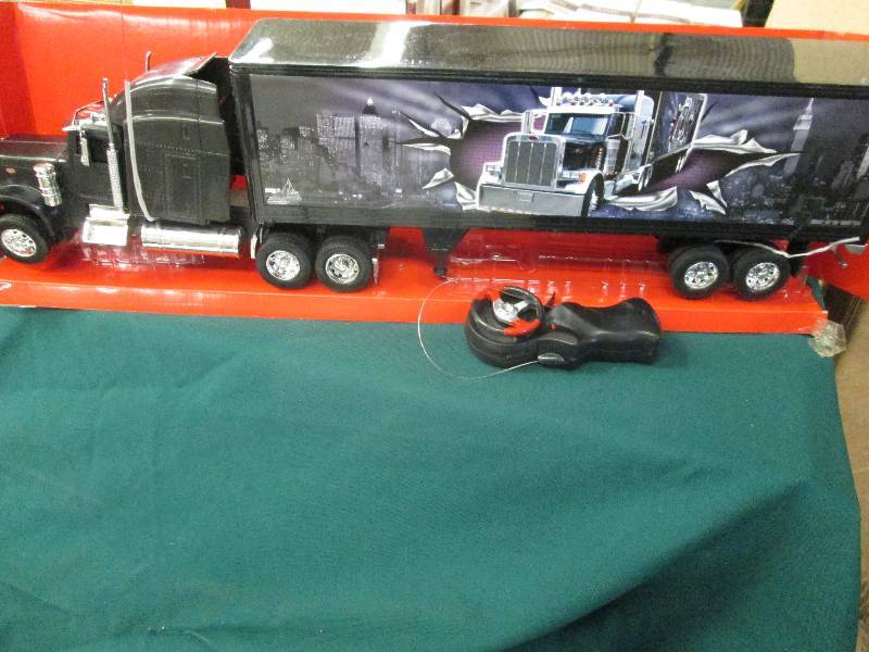 lot 352 image: Radio Controlled Peterbilt Semi wit...