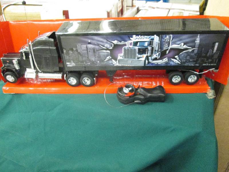 lot 353 image: Radio Controlled Peterbilt Semi wit...