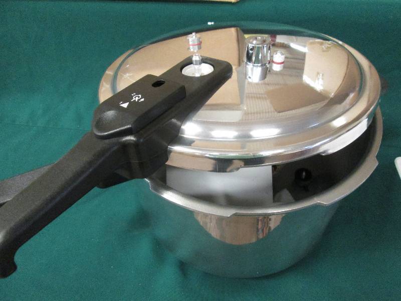 lot 378 image: 5 Qt Aluminum Pressure Cooker...