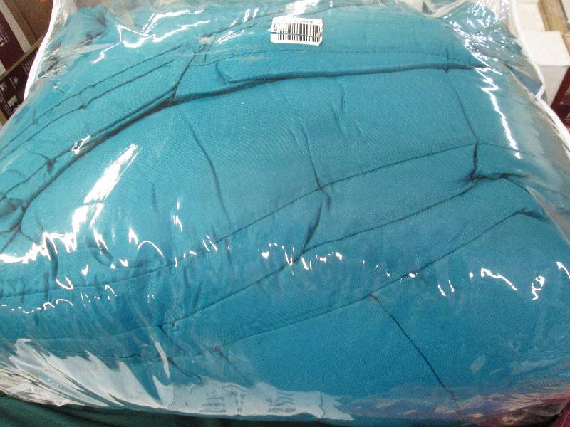 lot 388 image: King size Comforter Teal in color...