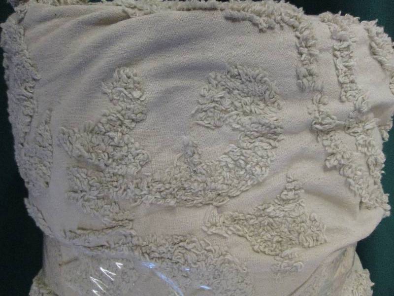 lot 391 image: Queen Size Khaky Tan Bed Spread  Hi...