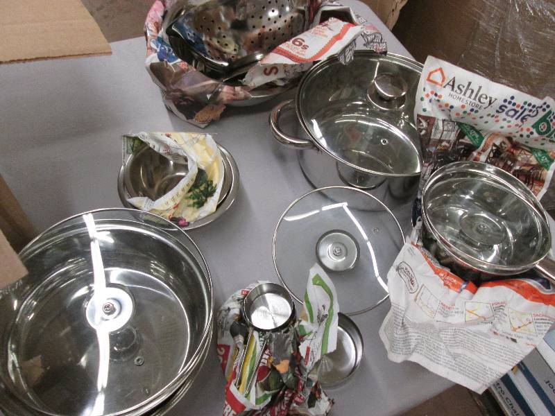 lot 16 image: Cookware set with utensils colland...