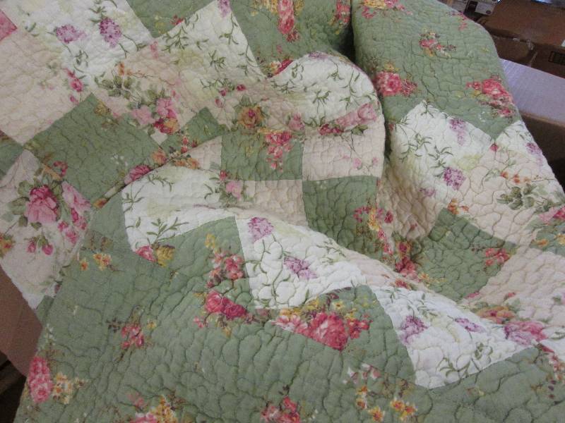 lot 118 image: Oversized Cotton Quilt FullQueen o...