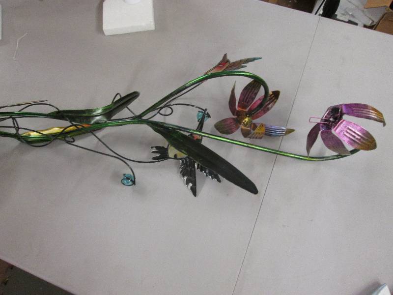 lot 136 image: Hummingbird Stake Light open box, u...