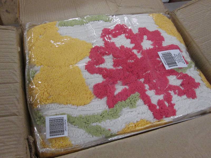 lot 186 image: Spring Bloom Chenille Bedspread Kin...