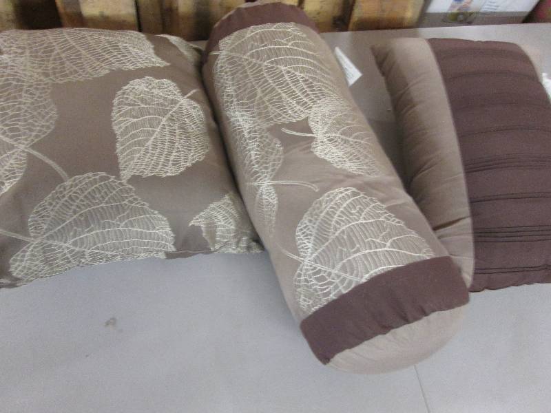 lot 190 image: Queen Comforter Set open box includ...
