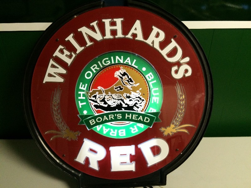 lot 3 image: WEINHARDS RED BOARS HEAD BEER LIGHT SIGN