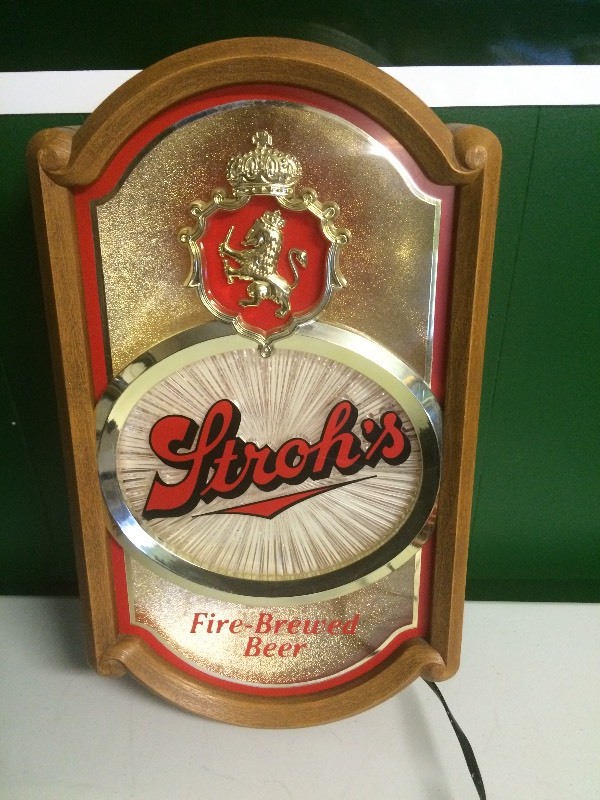 lot 25 image: STROHS BEER LIGHTED SIGN