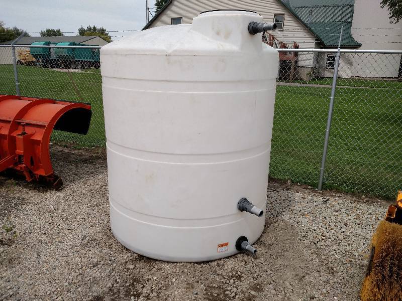 lot 19 image: 1000 Gallon Poly Tank...