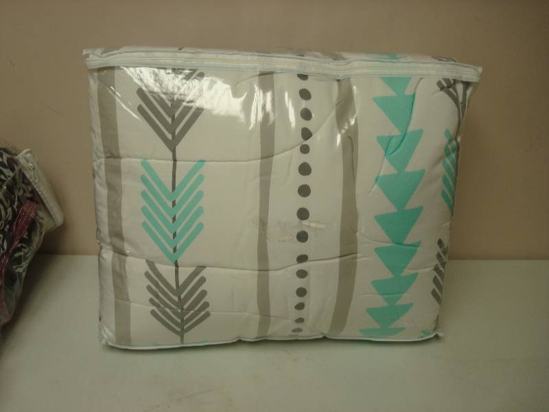 White Comforter Blanket, Store Return, Unsure Of Size