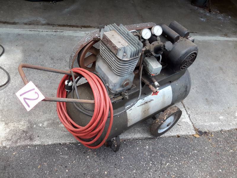 lot 12 image: Heavy Duty Air Compressor.. 220V.  NEW MOTOR.. Works well