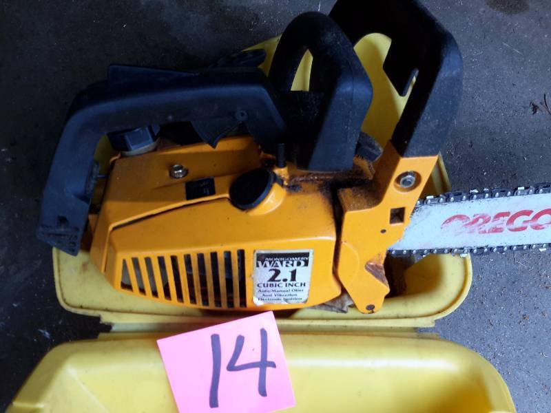 lot 14 image: 2.1 Cu In.. Montgomery Wards, 14 in Bar, Chain Saw.. Case included