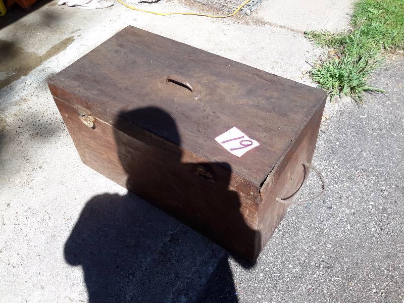 lot 19 image: Wood Tool Chest.. Plywood and solid wood