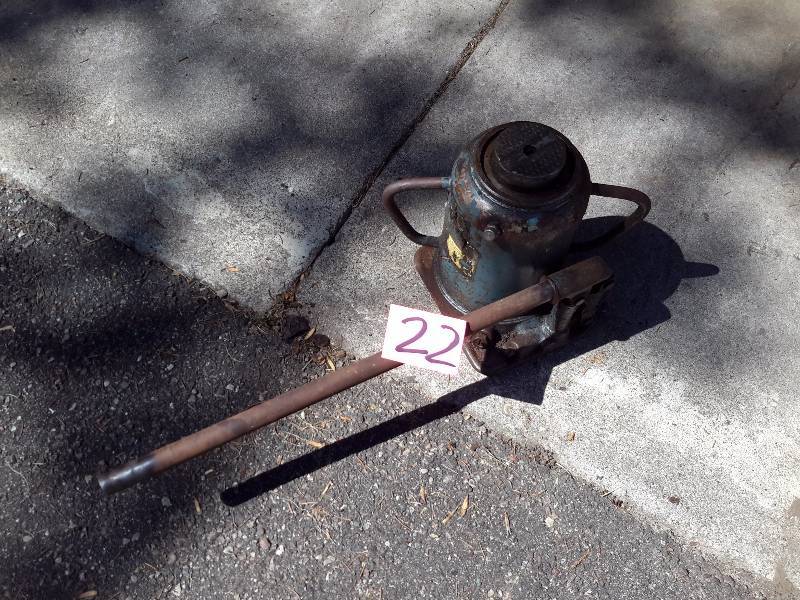 lot 22 image: 50 ton Bottle Jack.. Works