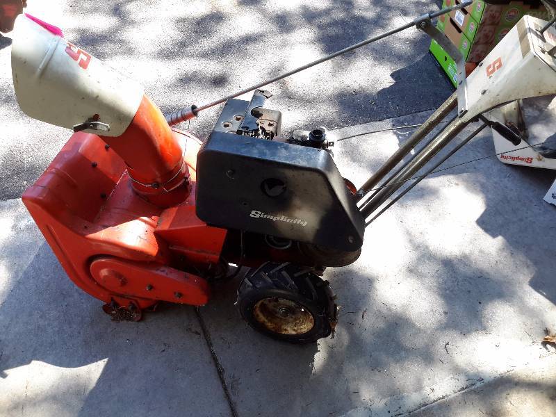 lot 29 image: Simplicity, Snow Blower, 4 H.P.  2, Stage.. Works Well