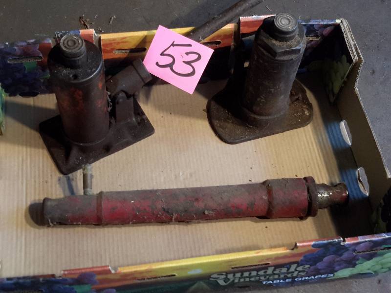 lot 53 image: 2, 1 12 ton Bottle jacks.. One is low on oil.