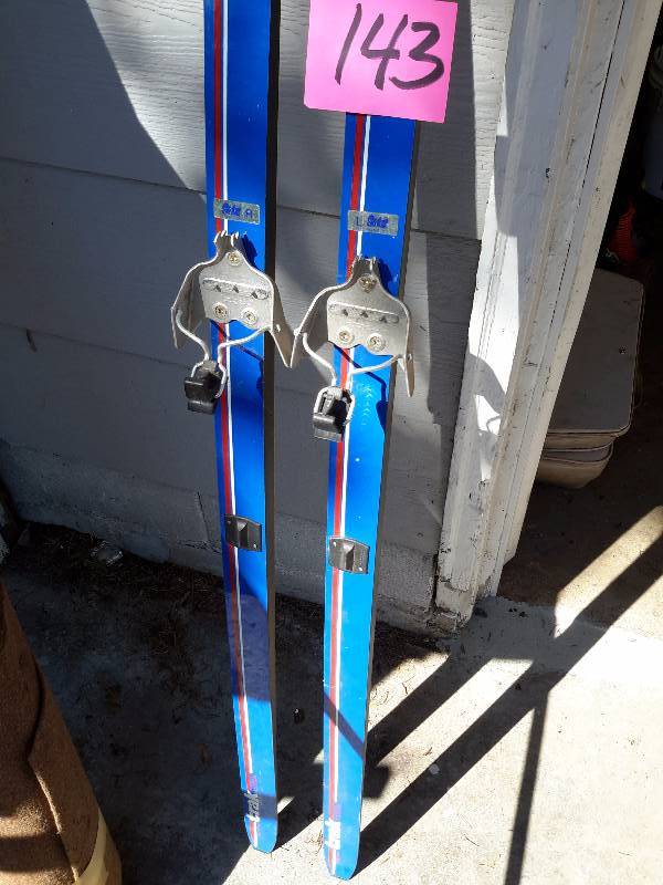 lot 143 image: Pair of TRAK, Cortina Cross Country Skiis.   190 cm.