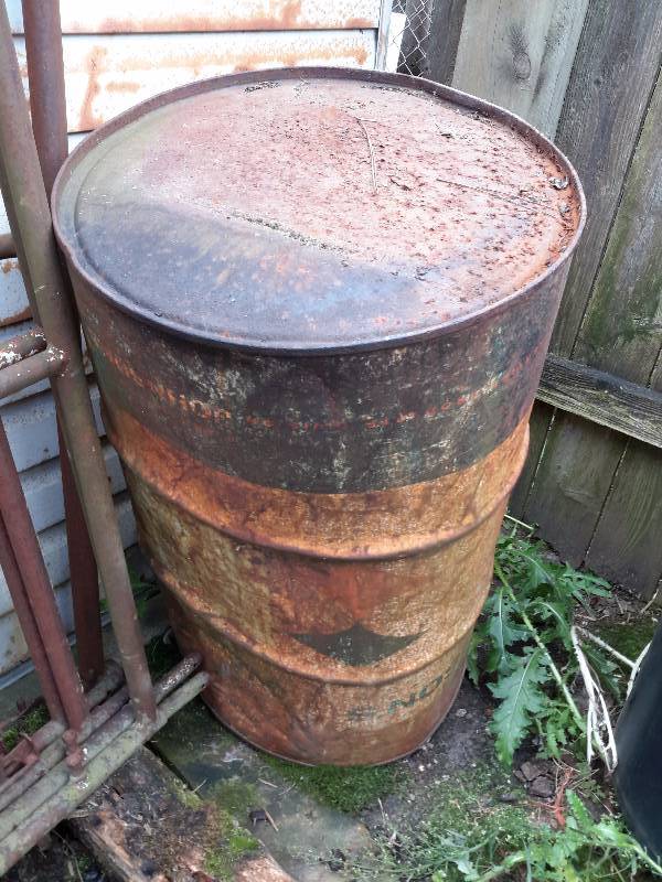 lot 155 image: 2, 55 gallon drums.. 1 metal with bent side  1 plastic.. Both empty.