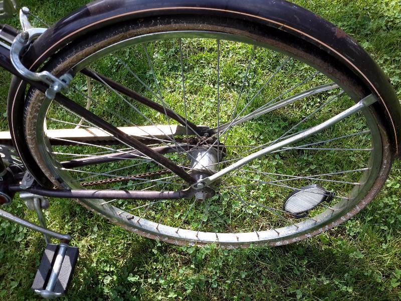 lot 176 image: Free Spirit, Womens, 3 speed bike.. Needs new tires.. Needs some work, but overall not bad shape.
