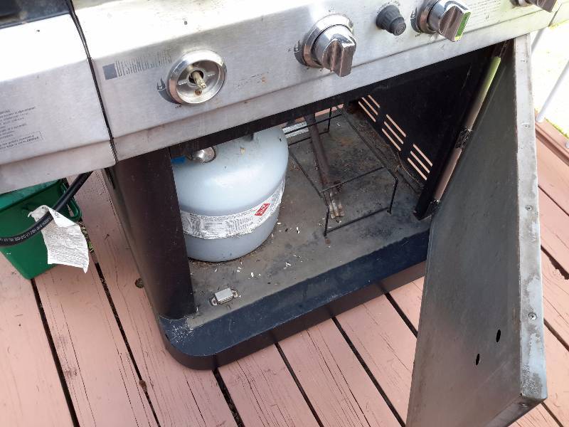 lot 162 image: CHAR BROIL, Stainless Steel Grill with side burnerGriddle.. This needs some work on the gas line between the burners.. 4 burners and two shelves.  Gas tank included