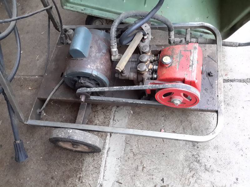 lot 191 image: 1970s version of Power washer.. Tested and the motor runs, but did not try the washer.. Seems the pump runs though.