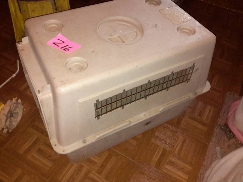 lot 216 image: Large dog, plastic cage.. About 36in x 24in w x 24in h.  Needs some cleaning but door latches work well.