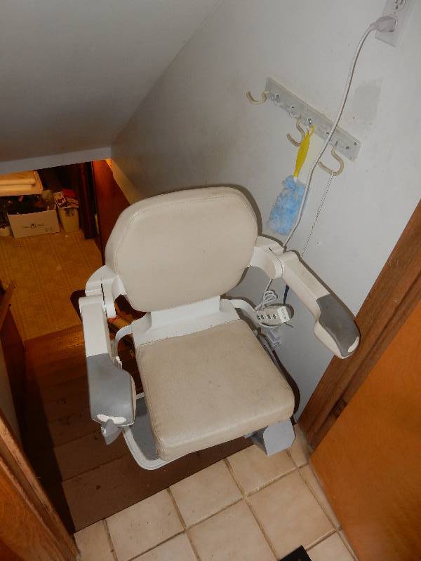 lot 223 image: Stairway Chair hoist.. 12 ft run.. Works very well. You must remove this yourself, but doesnt look too hard.