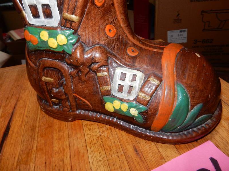 lot 226 image: Old mother who lived in a Shoe cookie jar