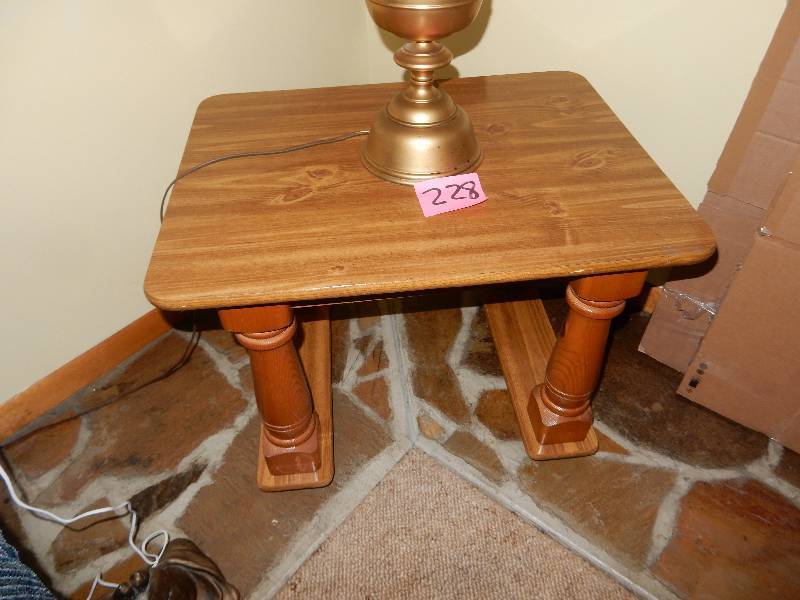lot 228 image: Mid Mod end table with lamp.   Approx 24in x 18 in x 27 in