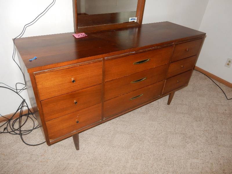 lot 234 image: Mid Century Modern Bedroom Bureau with mirror..