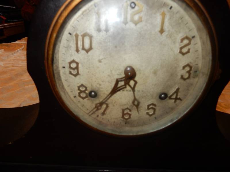 lot 237 image: Vintage Chime Desk Clock.. Keeps time and chimes nicely.  Has the key.